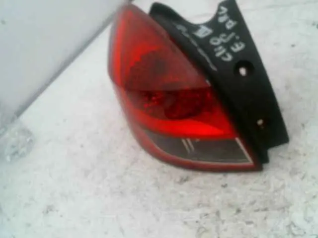 En stock | Feu arriere gauche Renault CLIO III ESTATE 8200586843
