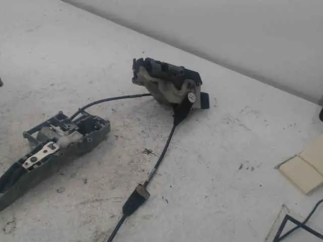 Fin de série - Serrure porte avant droit Peugeot 208 9812500780